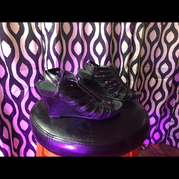 Women’s Shoes 8.5 - Picture 5 of 5